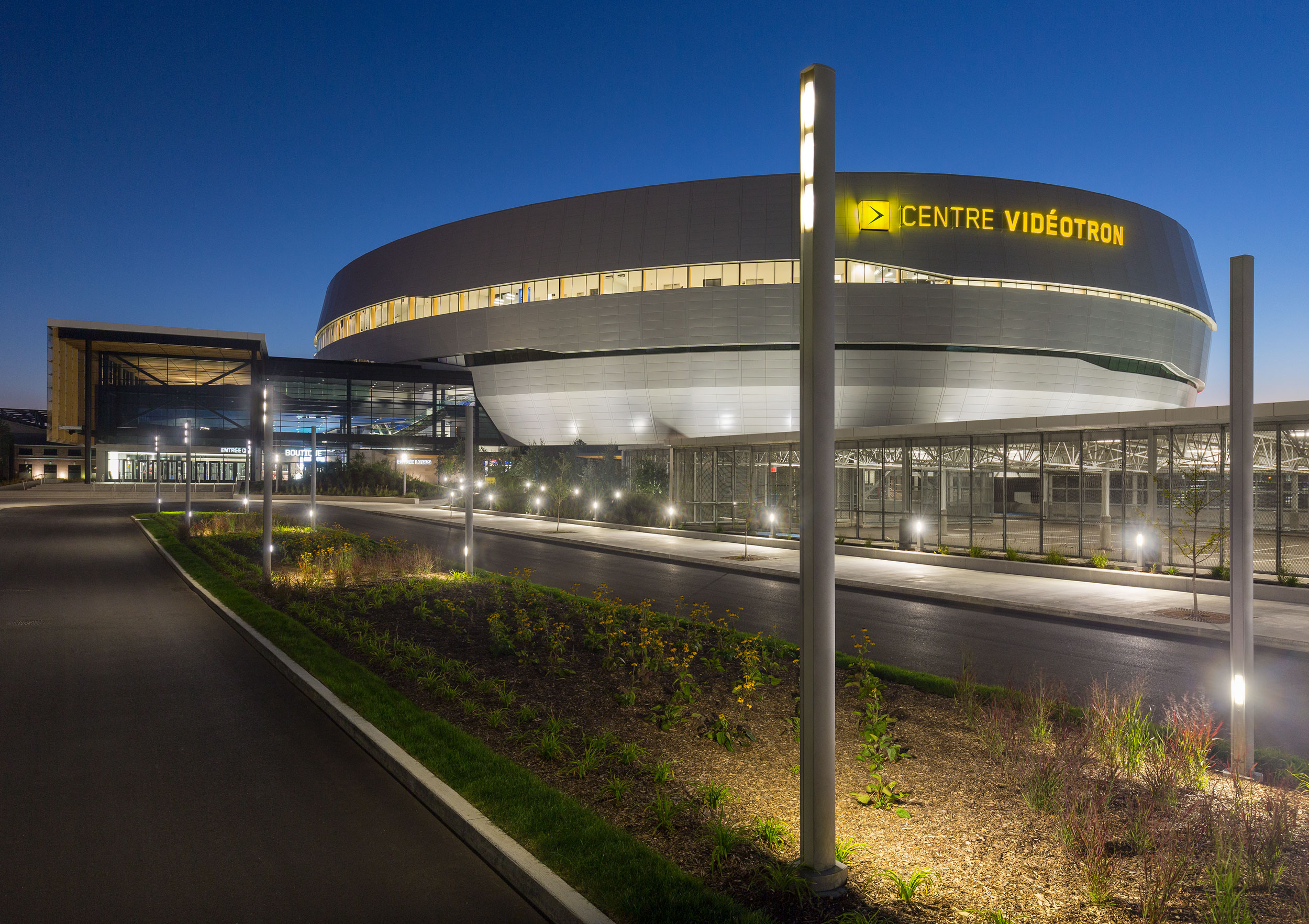 Éclairage extérieur Centre Vidéotron - Architecture - Photographe Claude Mathieu - Studio PUB PHOTO