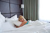 femme lit chambre hotel bonne entente - Commercial - Photographe Claude Mathieu - Studio PUB PHOTO